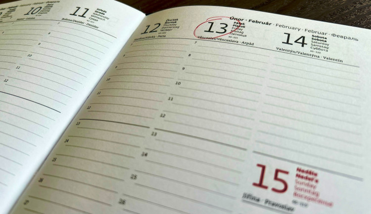 Pátek třináctého. Pověrčiví lidé raději sedí doma, čísla se bojí i hoteliéři