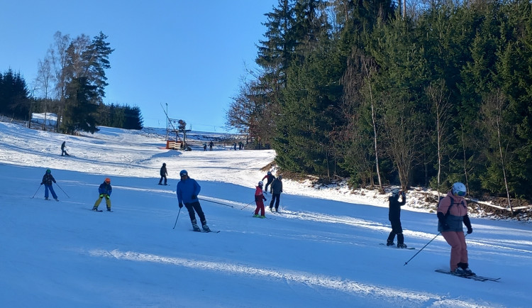 Krušnohorské skiareály hlásí dobré podmínky navzdory mírné oblevě a dešti