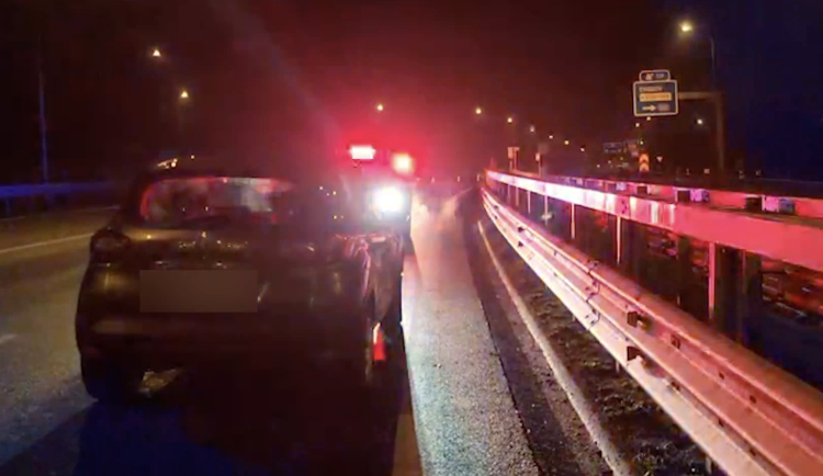 VIDEO: Řidič jel po D6 v protisměru vysokou rychlostí. Nadýchal přes promile