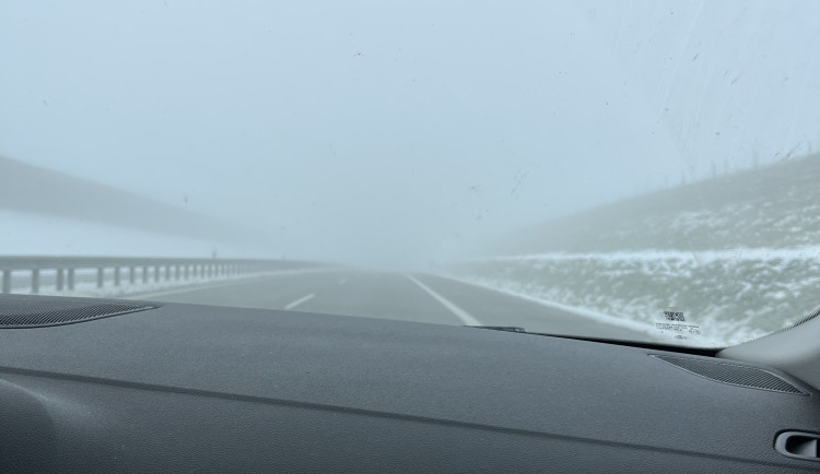 Dálnice i silnice na jihu Moravy jsou po sněžení mokré, místy hrozí náledí