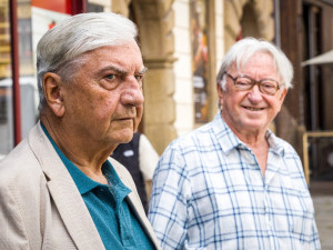 Hrůza dokončil hudbu i titulní píseň pro hvězdně obsazený film Někdo to rád v Plzni