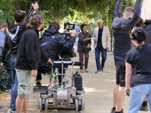 Hrůza dokončil hudbu i titulní píseň pro hvězdně obsazený film Někdo to rád v Plzni