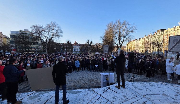 Ve Varech před hlavní poštou se sešlo víc než 500 lidí na podporu Petra Pavla