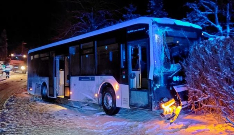 Autobus na Žďársku naboural do zaparkovaného auta a porazil sloup elektrického vedení