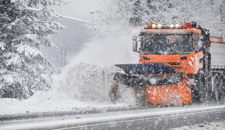 Silničáři v hradeckém kraji spotřebovali stejně posypu, kilometrů najeli více