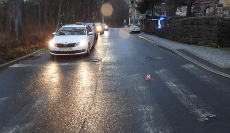 Policisté hledají svědky nehody v Liberci. Auto srazilo ženu na přechodu