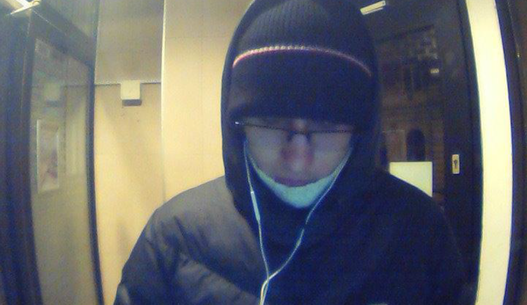 Podvodník připravil ženu o miliony korun, policie pátrá po osobě ze snímku.