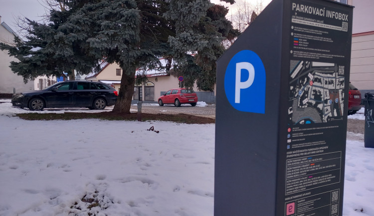 Parkování v Jihlavě XXVIII: U Ukrajinského domu je potřeba si hlídat modré čáry