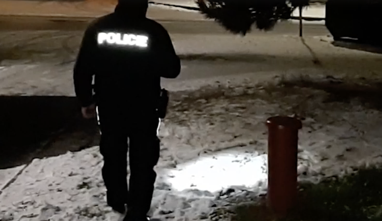 Pokus o vraždu v Chebu. Cizinec skončil ve vazbě, hrozí mu až dvacet let.