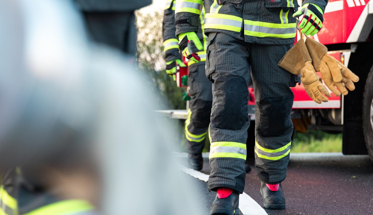 Stát přidá peníze policii i hasičům, nástupní plat má být 50 tisíc