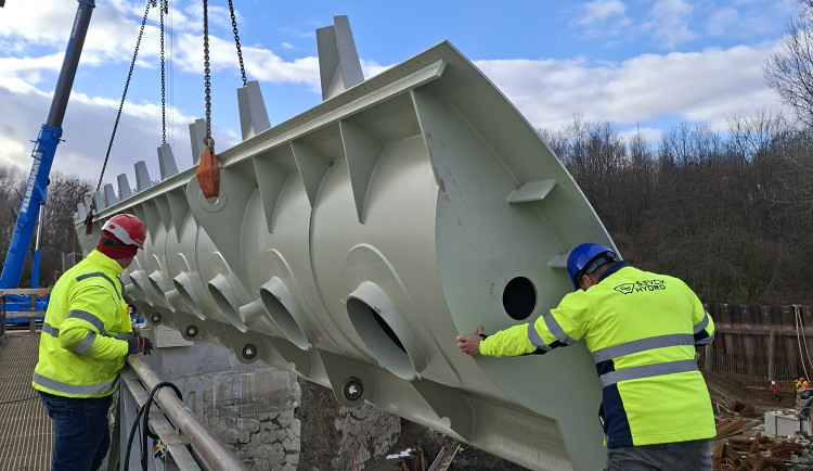 Rekonstrukce jezu v Rajhradě pokračuje, dělníci usadili druhou klapku