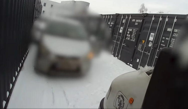 VIDEO: Milostná přestřelka u řečkovických kasáren skončila zabavenými auty