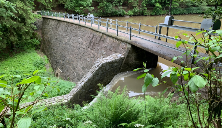 Ivanské jezero u Rychnova nad Kněžnou čeká rekonstrukce, rušit se asi nebude