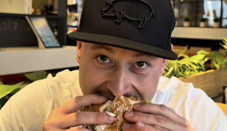 Reklama na smažák z KFC pobouřila sociální sítě i gastro scénu