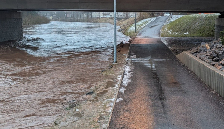 Déšť a obleva zvedly ráno hladiny některých toků v Česku na povodňovou bdělost
