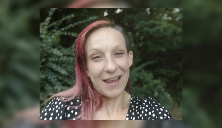 Maminka desetiletého chlapce záhadně zmizela, hledají ji už měsíce