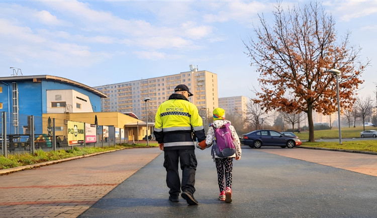 Ztratila se při hře s kamarádkou: Osmiletá školačka v Hradci nemohla najít cestu domů