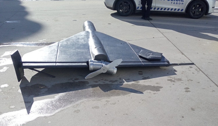 Žádný vandalismus se nekonal. Maketu ruského dronu poničily v Táboře hrající si děti