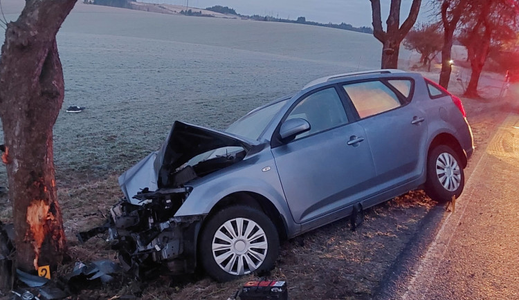 U Kamenice dnes ráno havarovala řidička, skončila v nemocnici