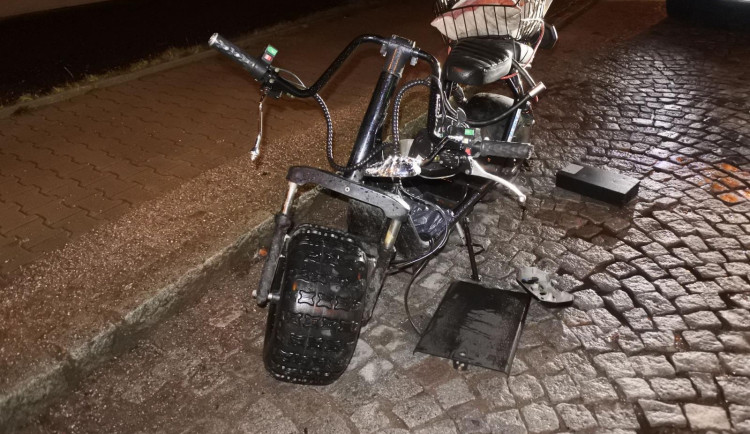Řidič s 2,4 promile nedokázal zkrotit poblíž hradeckého Futura svůj elektrický motocykl