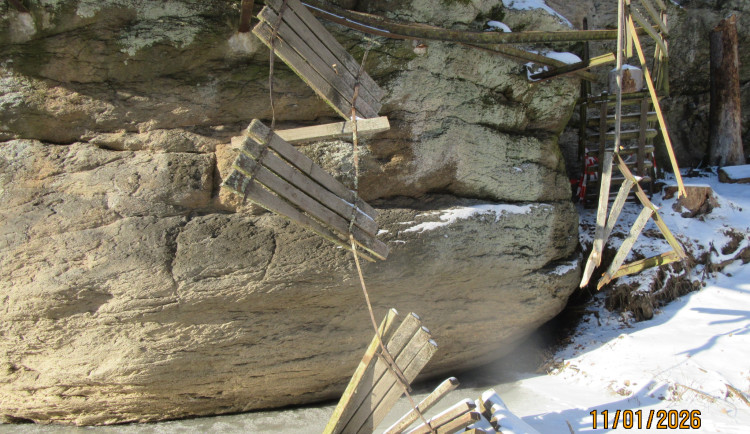 Pád stromu uzavřel stezku u Lužnice, Klub českých turistů shání peníze na obnovu