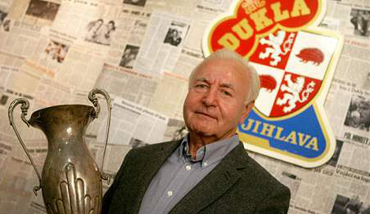 Hokejová legenda Jan Klapáč dnes slaví 85 let. Dukla si připomíná svého kanonýra. Foto: Se svolením HC Dukla Jihlava