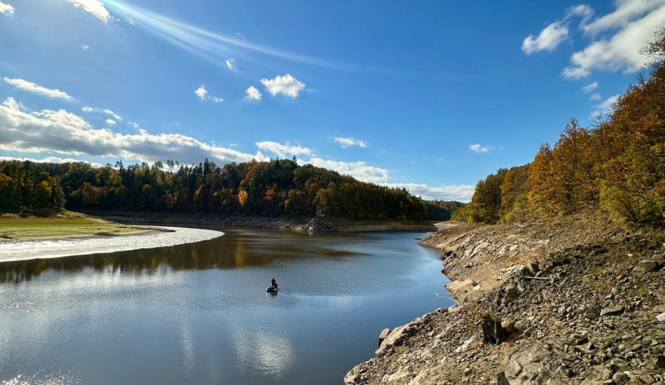 Nízká hladina Orlíku stále láká pamětníky, hledače pokladů i turisty
