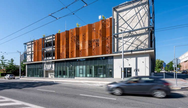 Levnější a přehlednější parkování. V centru Ostravy nově maximálně za 120 korun denně