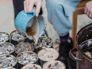 Výrobu svíček pro Ukrajinu provází vděk i dezinformace. Plníme tím náš slib, říkají skauti