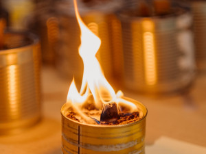 Výrobu svíček pro Ukrajinu provází vděk i dezinformace. Plníme tím náš slib, říkají skauti