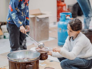 Výrobu svíček pro Ukrajinu provází vděk i dezinformace. Plníme tím náš slib, říkají skauti