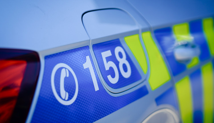 Jeden kradl, druhý čekal v autě. Policisté zloděje chytili u Brna