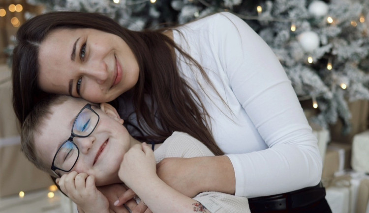 Prožila jsem věci, které by žádný rodič zažít neměl. Žena z Olomouce pečuje o syna se vzácnou poruchou