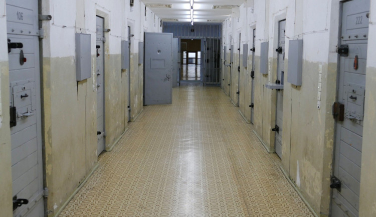 Drogy v balících i časopisech. Kriminalisté řeší pašování do věznic na Sokolovsku.