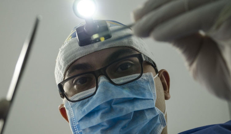 Muž toužil po novém chrupu. Podvodný dentista z něj vylákal čtvrt milionu