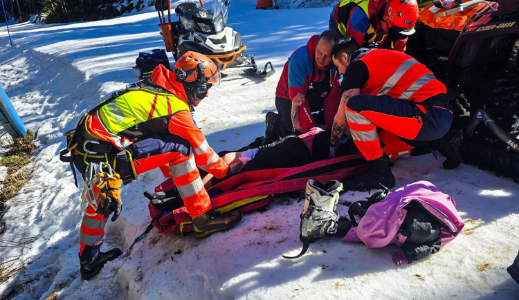 Vážný úraz na lyžích. K pacientce U Kraličáku vysadili lékaře z vrtulníku