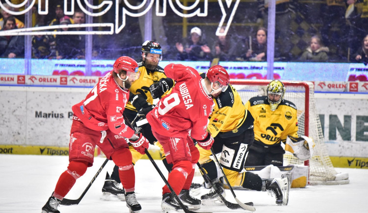 Třinec drží naději na čtvrtfinále, 1000. vítězství v lize si zapsal v Litvínově