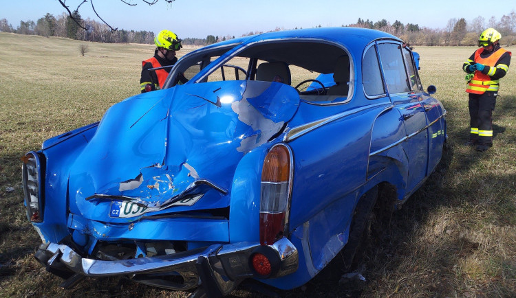 U Kunžaku havaroval legendární veterán Tatra 603, řidič skončil v nemocnici