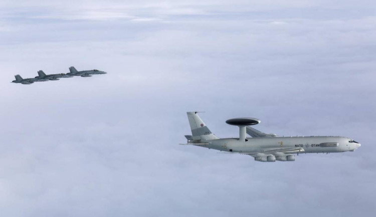 Aliance poprvé vyslala AWACS nad Finsko. Doprovodily ho Hornety
