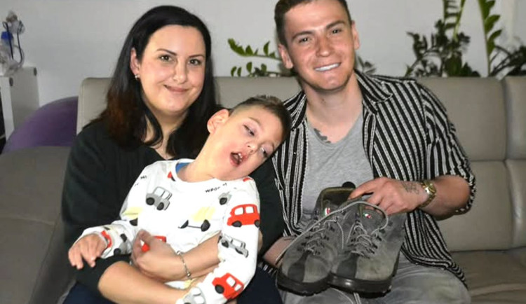 Nico z Třebíče vydražil své boty pro dobrou věc. Nový pár čeká další velká cesta