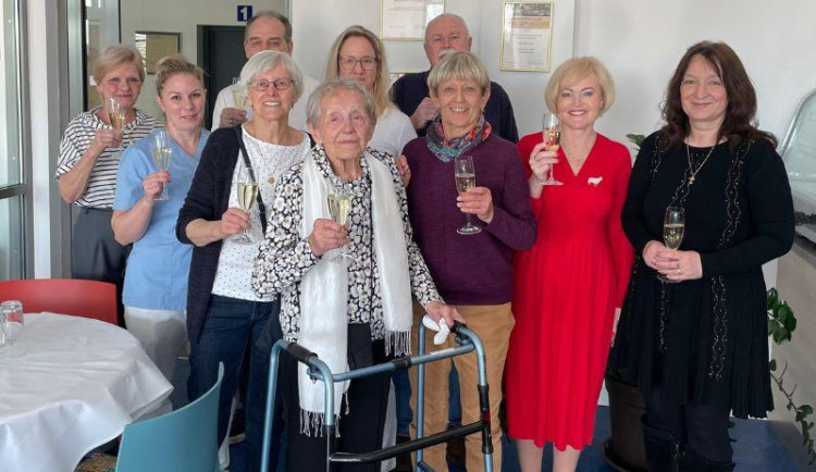 Sto let života plného vzpomínek. Oslavenkyni přišla pogratulovat radní i rodina.