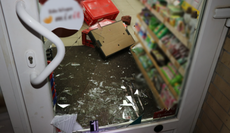 Manželé se vloupali do obchodu v Plzni, doma přitom nechali dvě malé děti