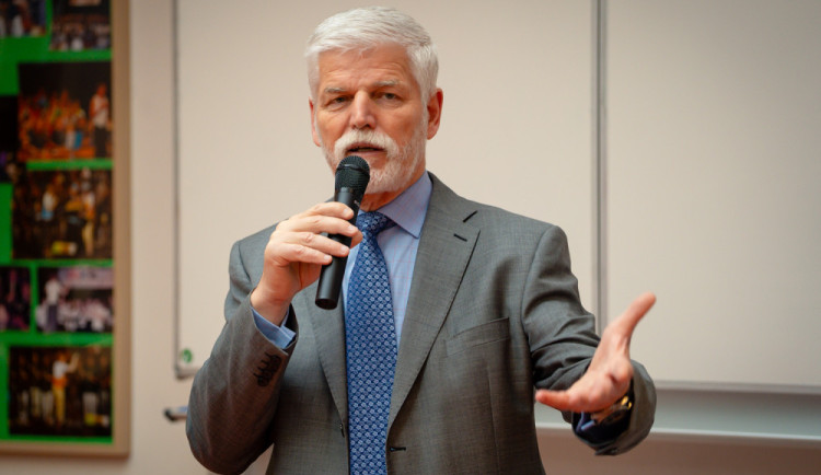 Podpora prezidenta Pavla vzrostla, podle mnohých ale příliš zasahuje do politiky
