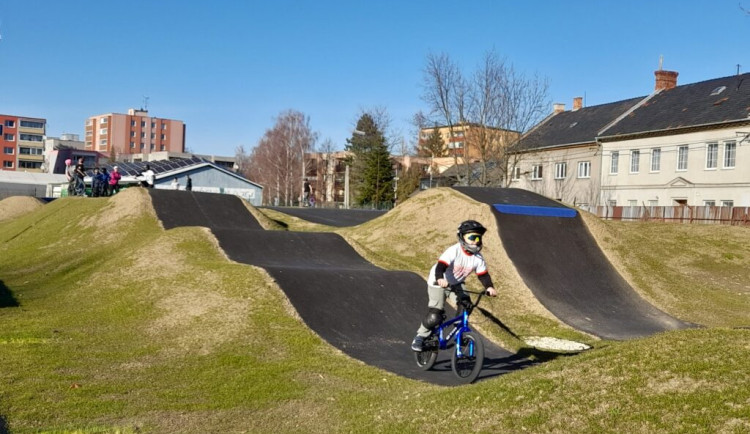 FOTO: V Novém Jičíně je otevřený nový pumptrack. Lidé nesmí šlapat na trávník