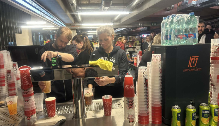 FOTO: Ceny v Horácké aréně jsou při play-off lidové. Pivo stojí stejně jako chipsy