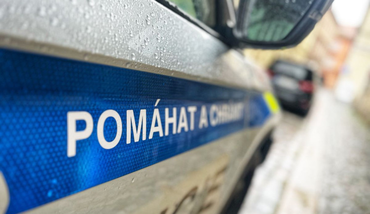 Falešní policisté a bankéři připravili své oběti z Královéhradeckého kraje o statisíce