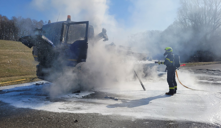 Náklaďák začal za jízdy hořet. Řidič se hrdinsky snažil požáru zabránit a vyložit náklad