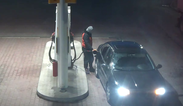 Od benzínek ujížděl bez placení. Policisté muže zadrželi v Hrádku