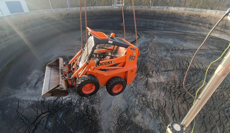 FOTO: Aktuálně z Jihlavy. Na ČOV čistí nádrž po třech letech, techniku spouští jeřáb