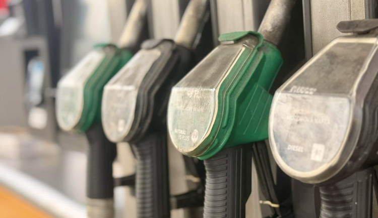 Benzín i nafta rychle zdražují. Pumpaři argumentují panikou a výkyvy nákupních cen